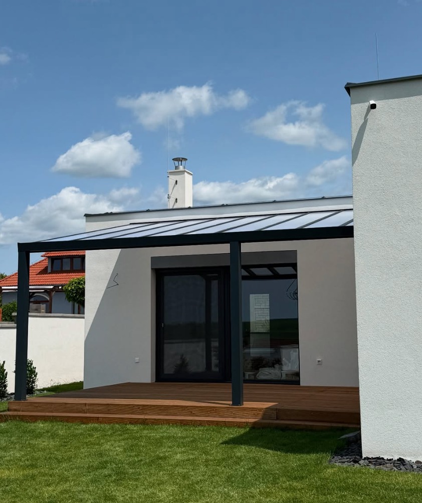 hliníková pergola s polykarbonátovou střechou
